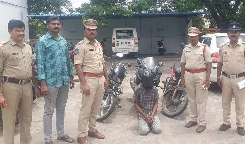 Kothagudem: पुलिस ने एक बाइक चोर को पकड़ा