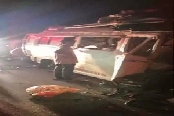 Karnataka में खड़े ट्रक से मिनी बस की टक्कर से 13 लोगों की मौत