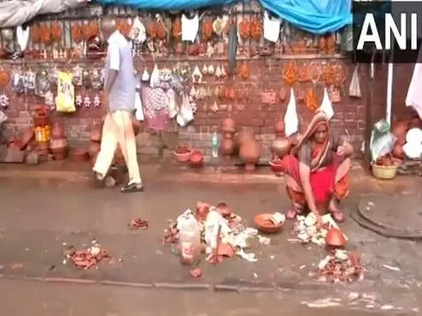 Delhi में भारी बारिश के कारण कुम्हारों को नुकसान