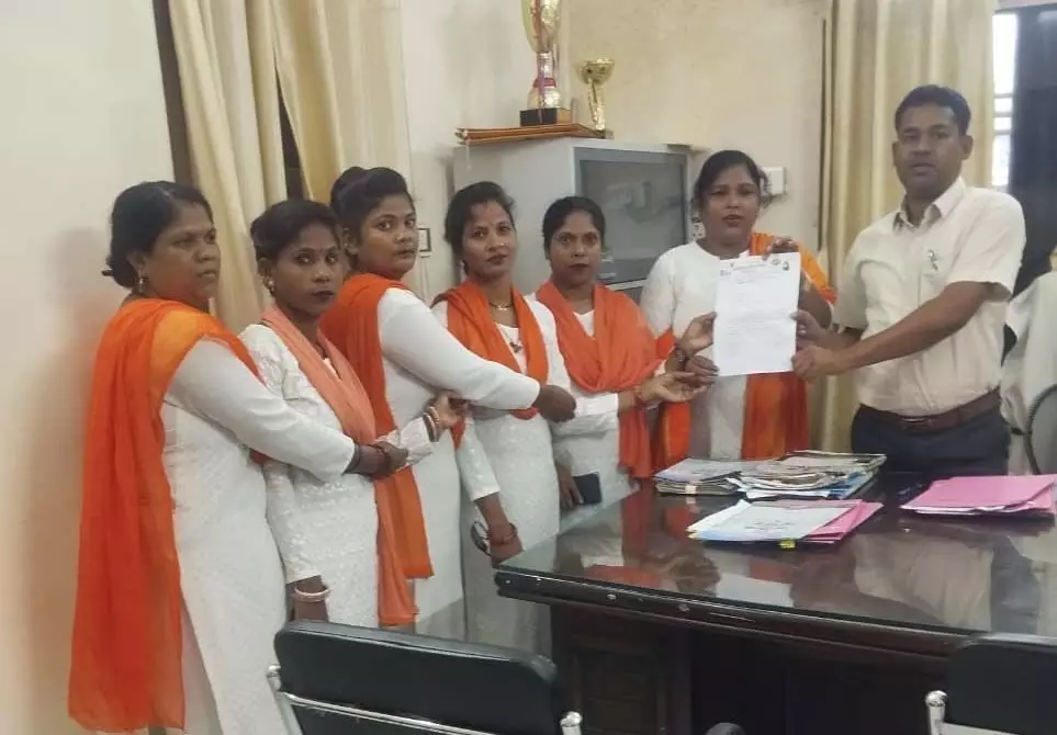 Shiv Sena women Jyoti Singh ने अटल आवास, आदर्श नगर रायपुर में बेजा कब्जे और गंदगी के खिलाफ जताया विरोध