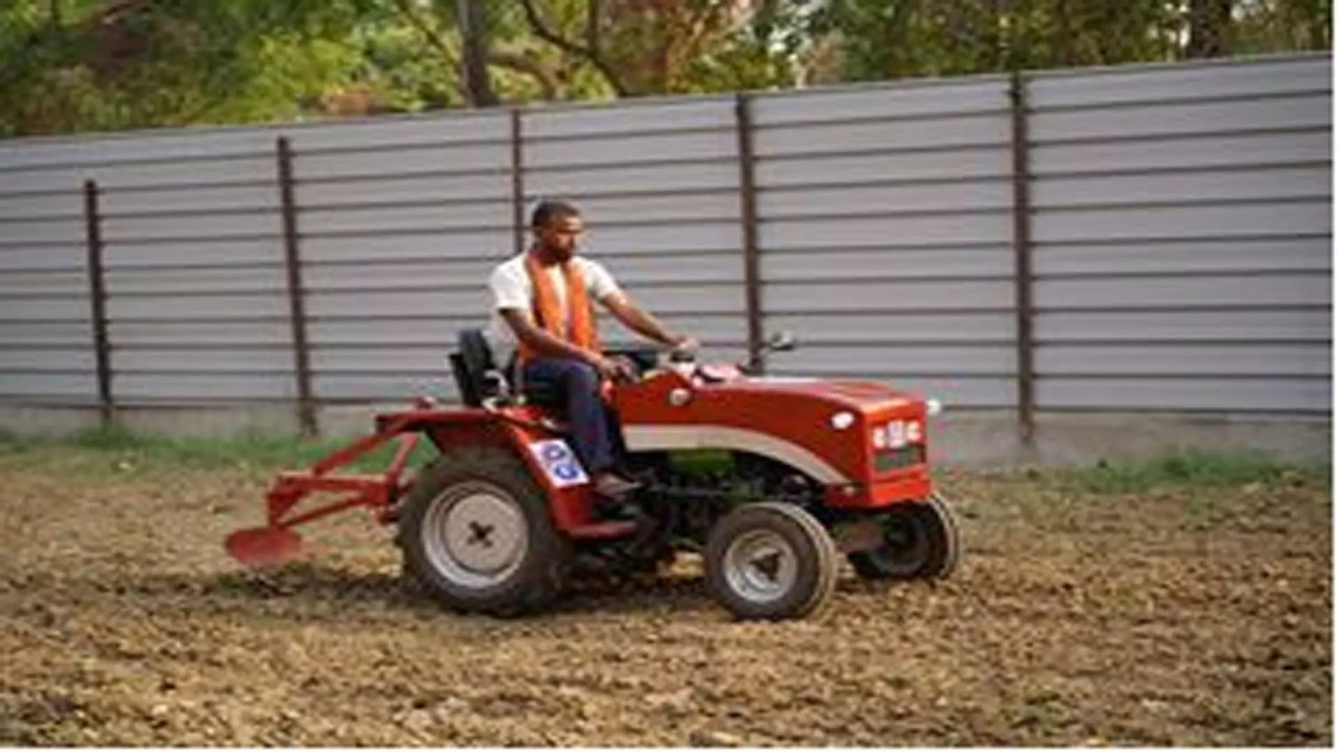 CSIR ने छोटे किसानों के लिए बैल हल की जगह लेने वाला कॉम्पैक्ट, कम लागत वाला ट्रैक्टर विकसित किया