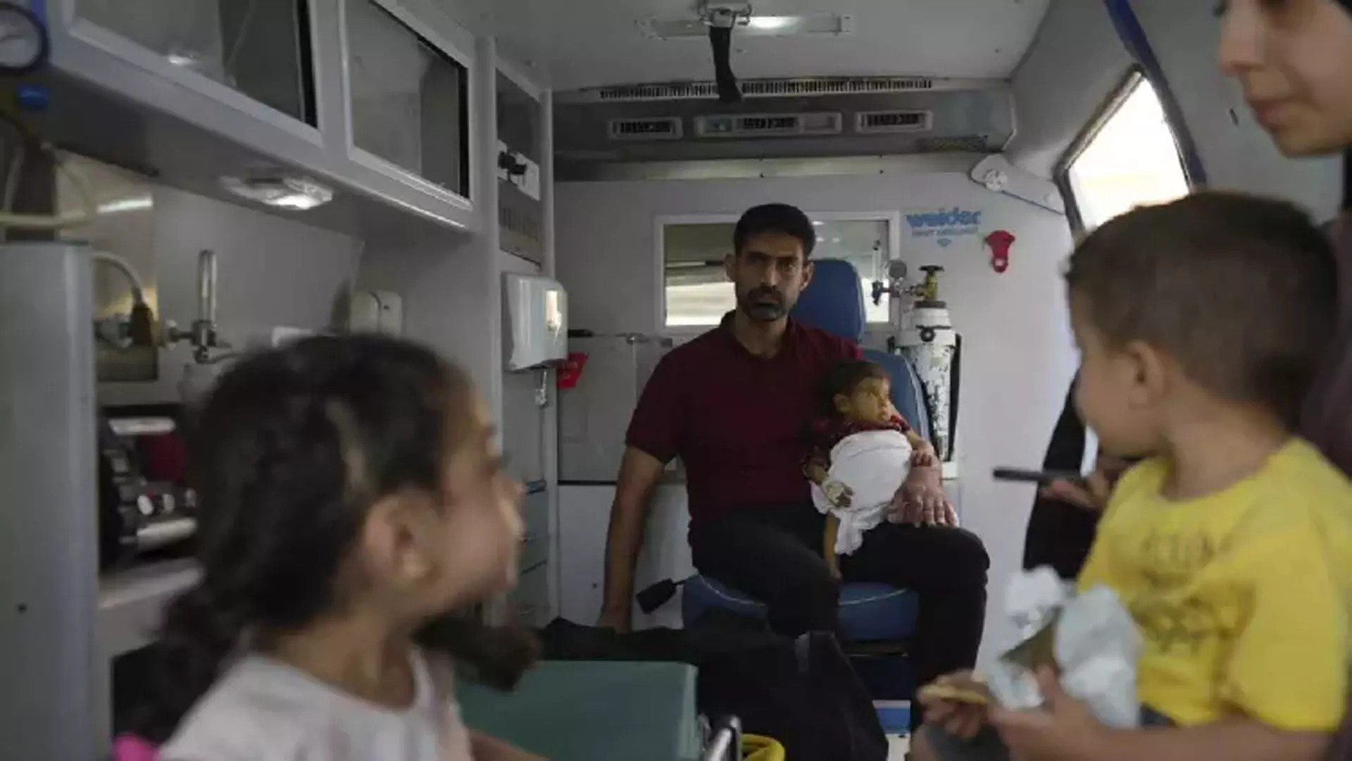 Israel ने 19 बीमार या घायल बच्चों को गाजा से जाने दिया