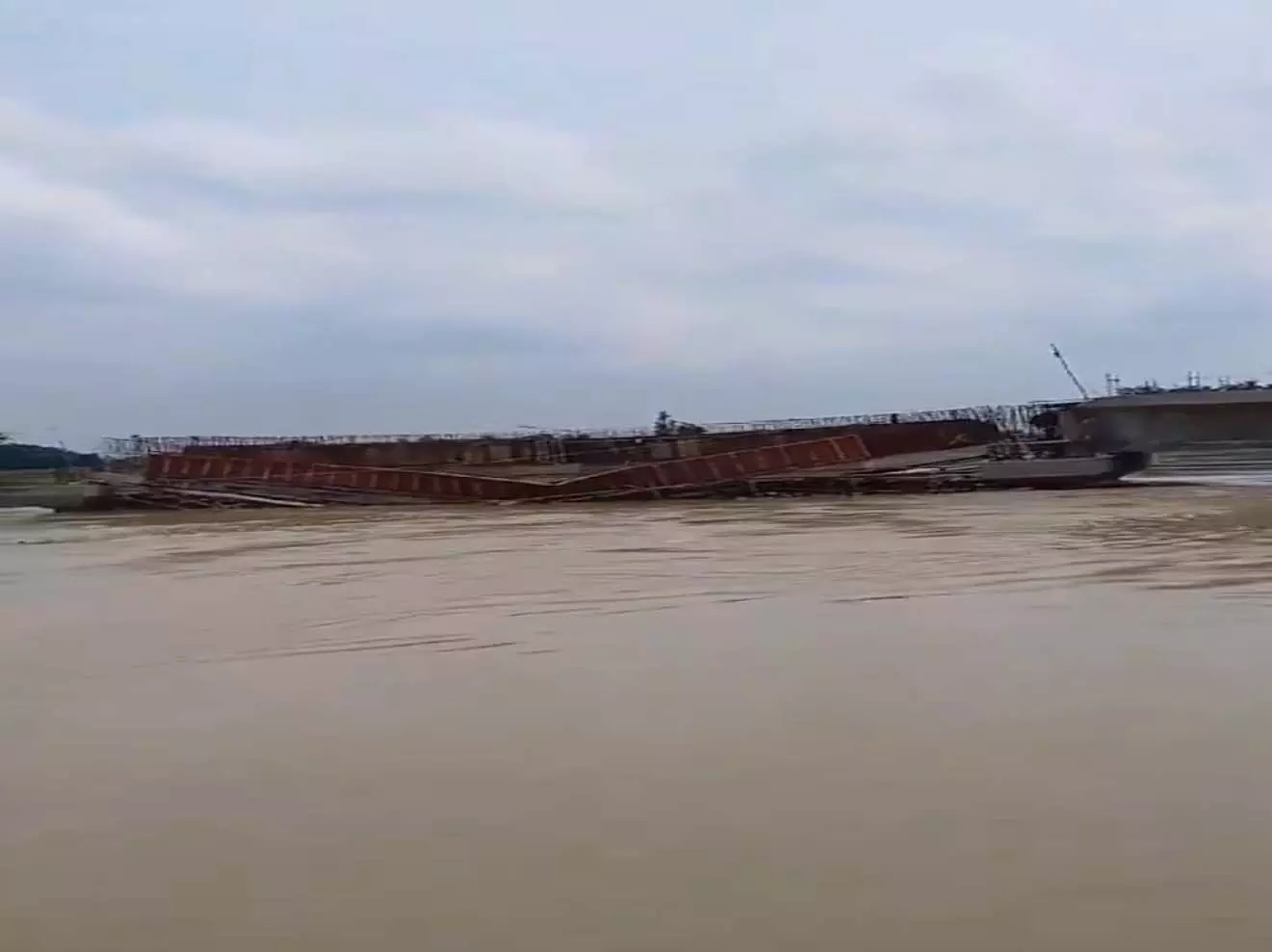 BREAKING NEWS: निर्माणाधीन पुल टूटकर पानी में बहा, देखें VIDEO...