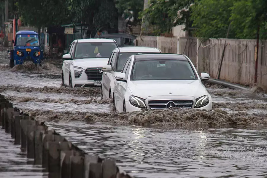 Gurugram में भारी बारिश के कारण लोगों को भारी जलभराव और यातायात संबंधी परेशानियों का सामना करना पड़ा