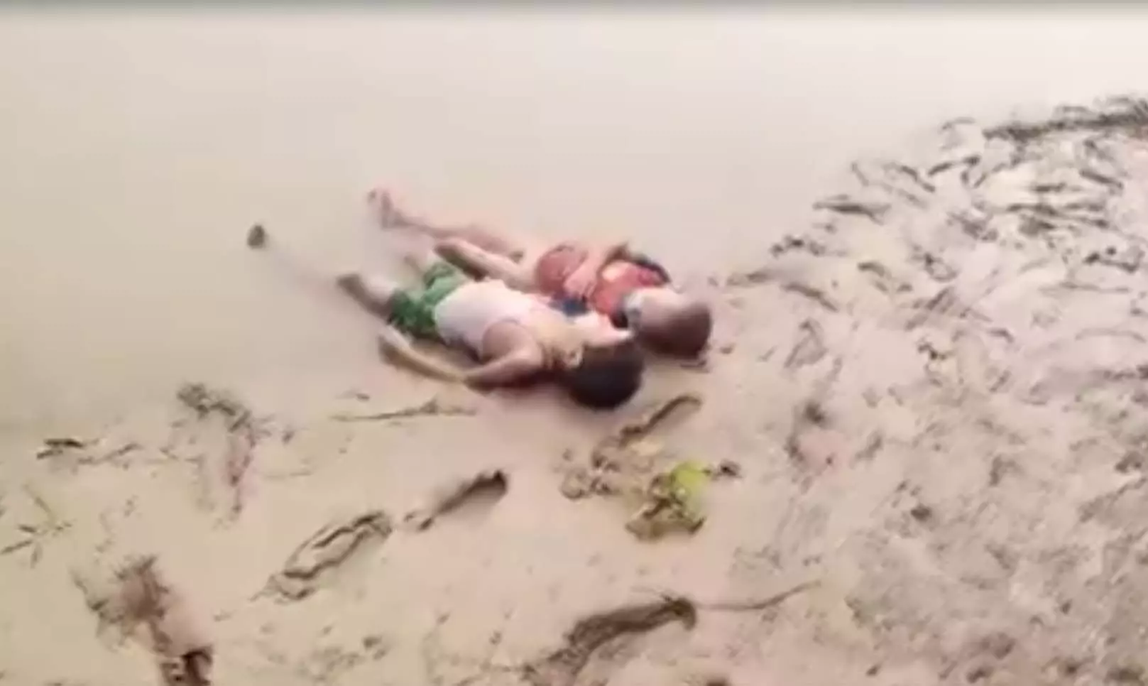 Breaking Video: कलयुगी मां ने मासूमों को पानी में डुबोकर मार डाला