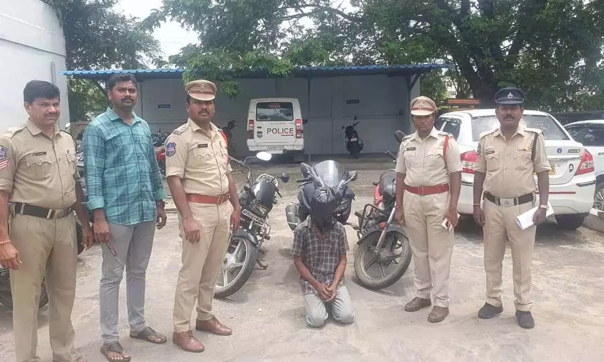 Kothagudem: वन टाउन पुलिस ने वाहन जांच के दौरान दोपहिया वाहन चोरी के आरोपी को पकड़ा