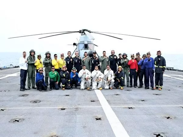 Indian Navy ने विशाखापत्तनम में INS डेगा पर UH-3H हेलीकॉप्टर को विदाई दी