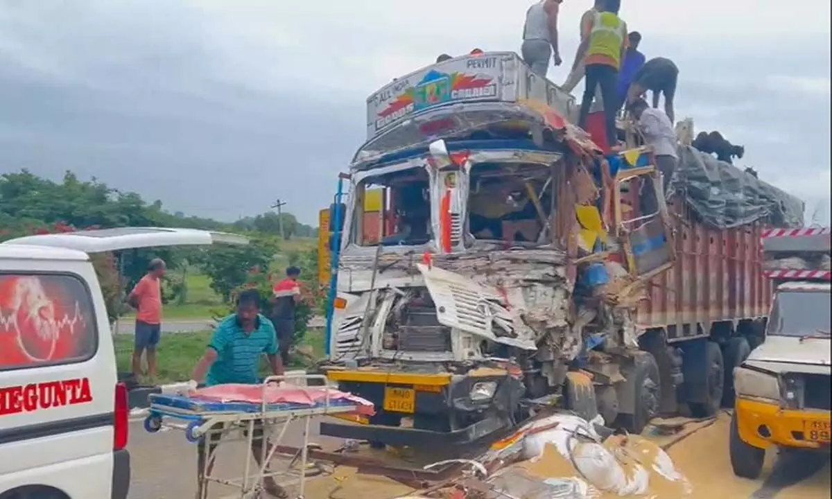 Telangana: दो ट्रकों की टक्कर में 5 की मौत, 5 घायल