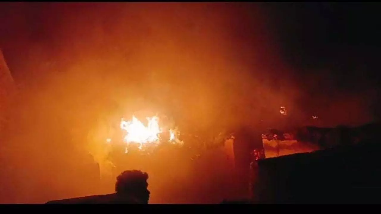 Lucknow: मकान में लगी आग  दमकल कर्मियों ने बाल्टी से पानी डाल बुझाई आग