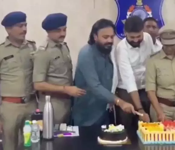 3 केक के साथ पुलिस चेंबर में मना BJP नेता का जन्मदिन, स्टार वाले अधिकारी रहे मौजूद
