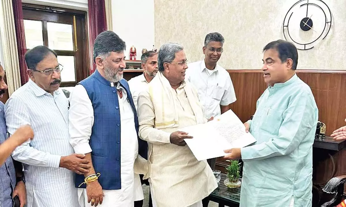 Karnataka News: सीएम सिद्धारमैया ने गडकरी से मुलाकात की, कर्नाटक की लंबित परियोजनाओं को मंजूरी देने की मांग की