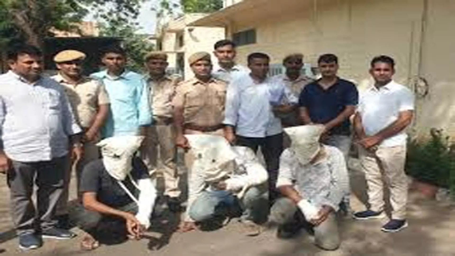 Mumbai News: 3 कीमती सामान से भरा बैग छीनकर ले गए आरोपी, गिरफ्तार