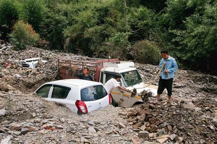 Himachal : पहले दिन मानसून ने बरपाया कहर, शिमला में मलबा, कीचड़ से इमारतें और वाहन क्षतिग्रस्त