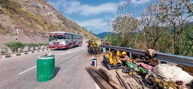 Himachal : सोलन राष्ट्रीय राजमार्ग खंड पर ढलान संरक्षण कार्य अभी शुरू नहीं हुआ