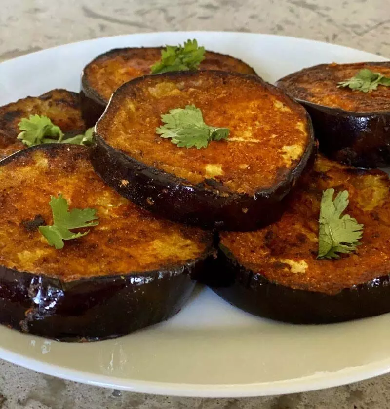 Baingan Bhaja Recipe : बेहद स्वादिष्ट बैंगन भाजा, लंच या डिनर में बनाये