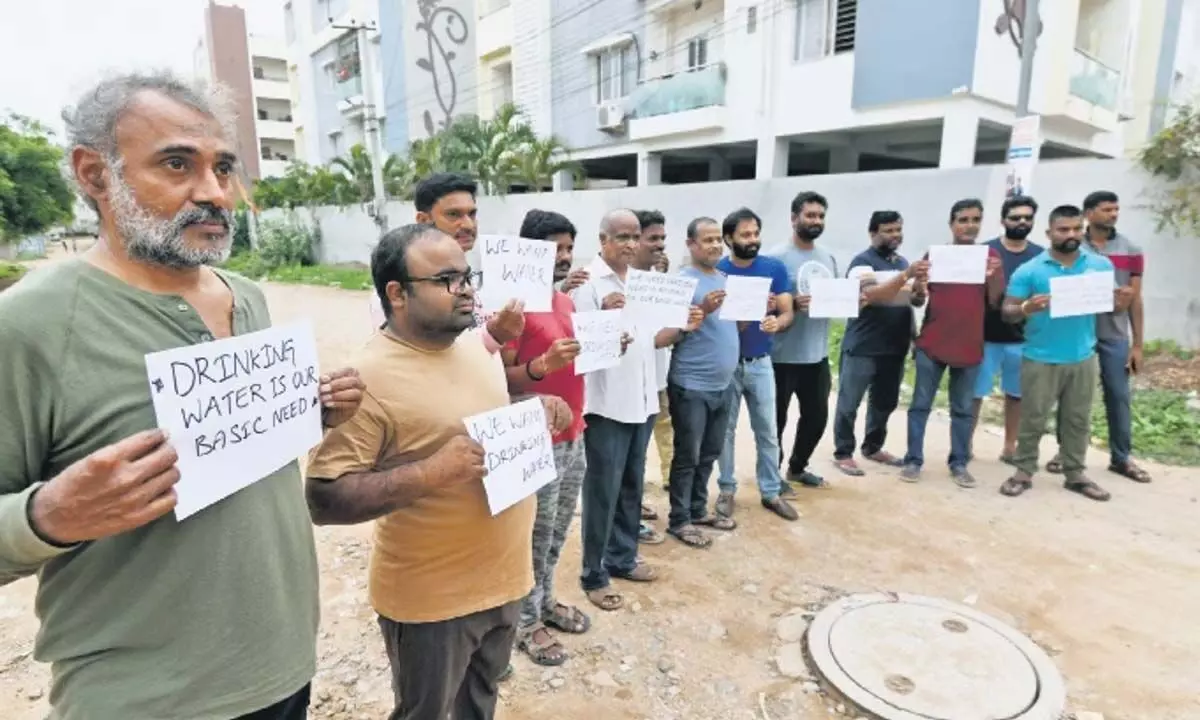 Telangana News: तेलंगाना की पद्मश्री हिल्स कॉलोनी के निवासी बुनियादी सुविधाओं के लिए संघर्ष कर रहे