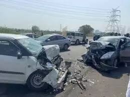 Maharashtra News: एक्सप्रेसवे पर दो कारों से हुई मौत, कई लोग घायल