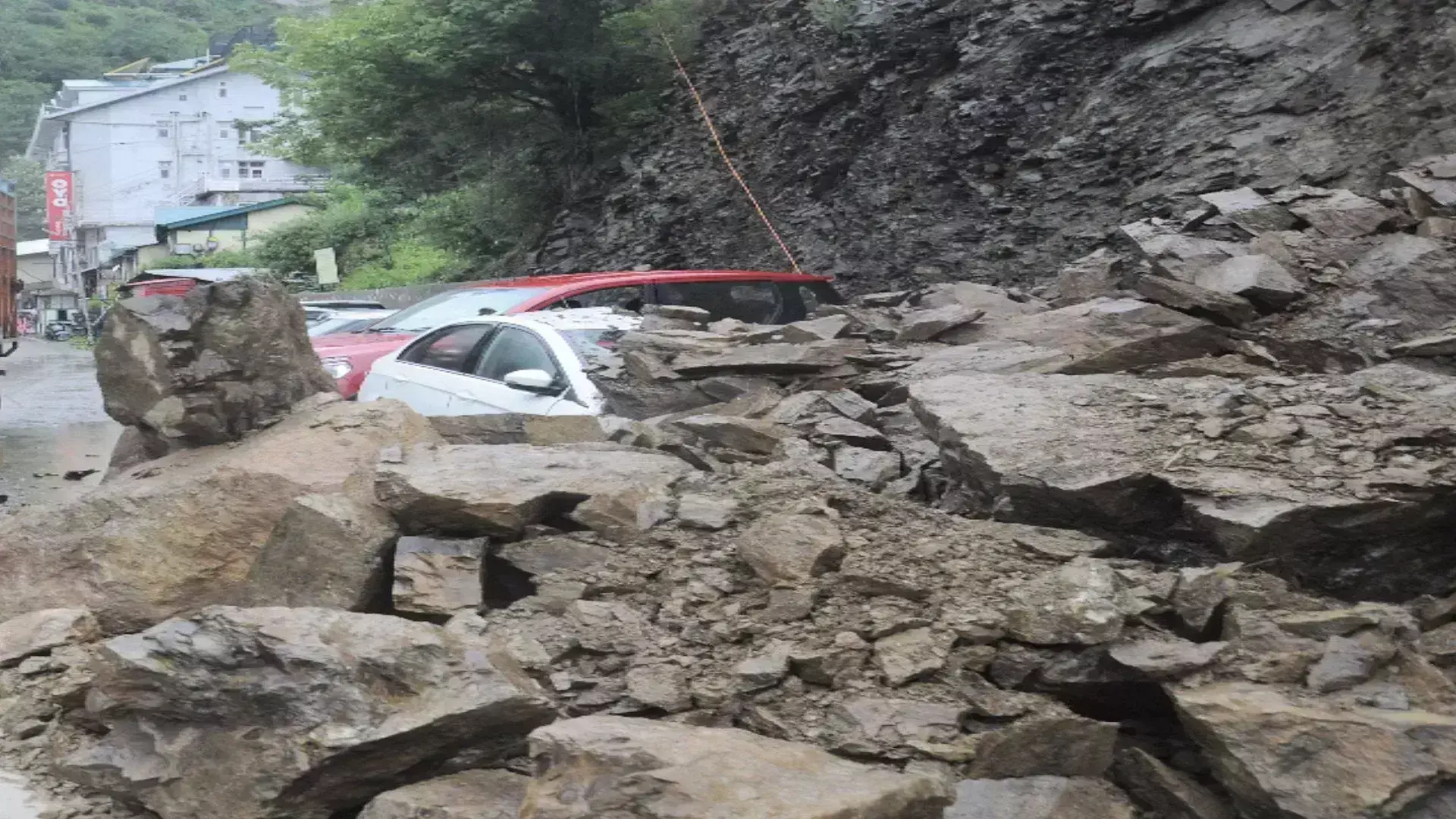 Shimla: भूस्खलन से आठ गाड़ियों को नुकसान
