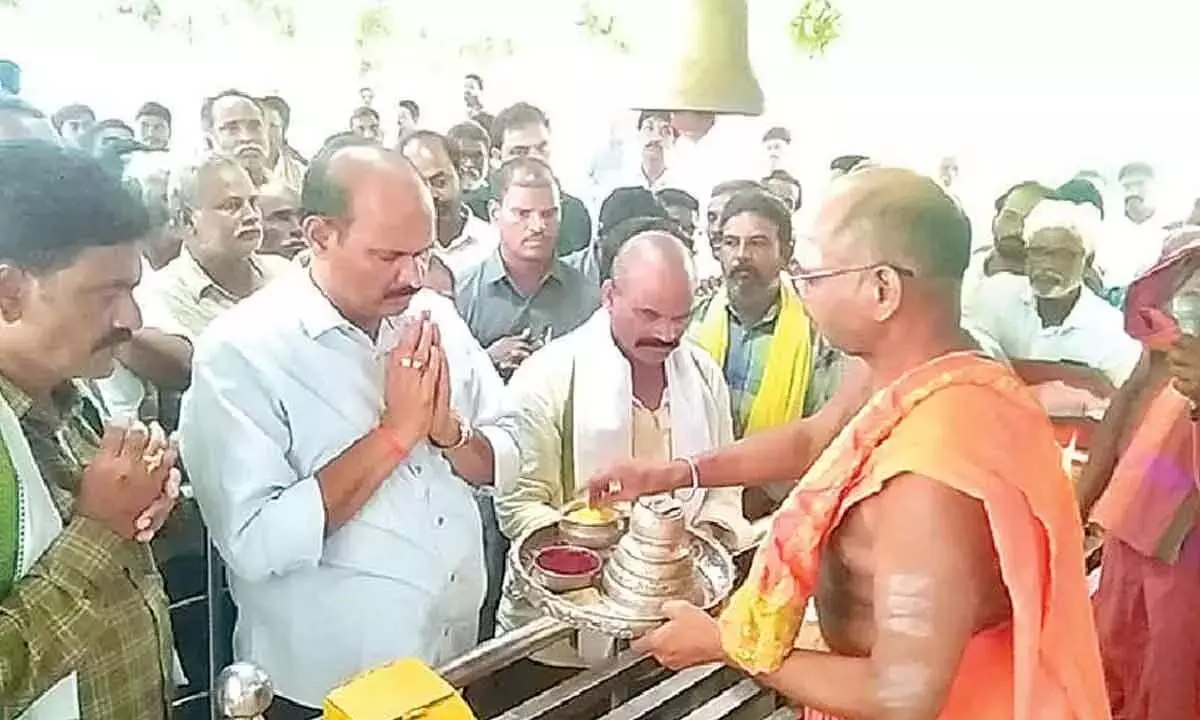 Andhra Pradesh News: कोलुसु ने बलरावम्मा अम्मावरला मंदिर का दौरा किया