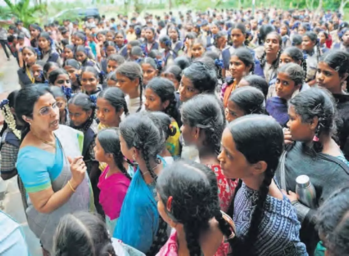Andhra : एनटीआर स्कूल के छात्रों के साथ नारा भुवनेश्वरी का खास रिश्ता