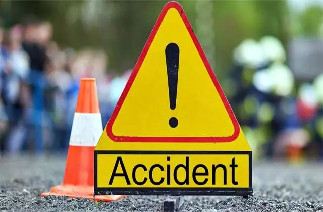 Accident: सड़क हादसे में कार सवार 2 नौजवानों की मौत