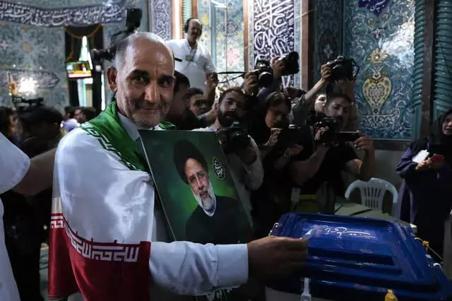 International News: कट्टरपंथी की मौत के बाद ईरान में नए राष्ट्रपति के लिए मतदान