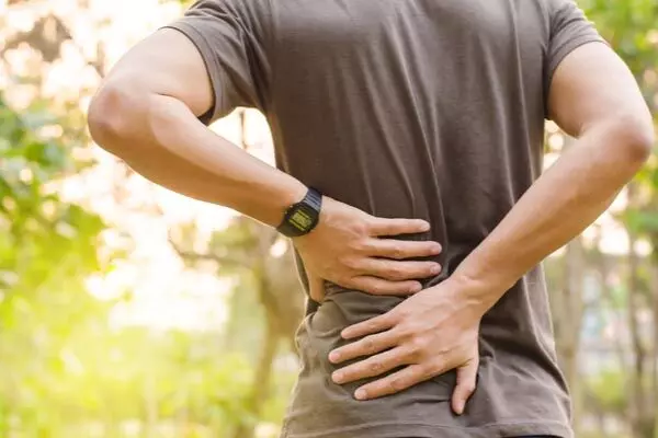 back pain: 10 उपाय जो आप घर पर ही पीठ दर्द का इलाज