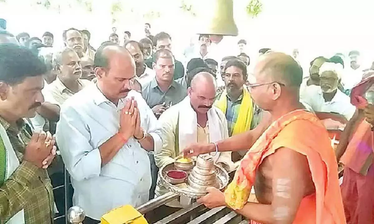 Andhra Pradesh:  कोलुसु ने बलरावम्मा अम्मावरला मंदिर का दौरा किया