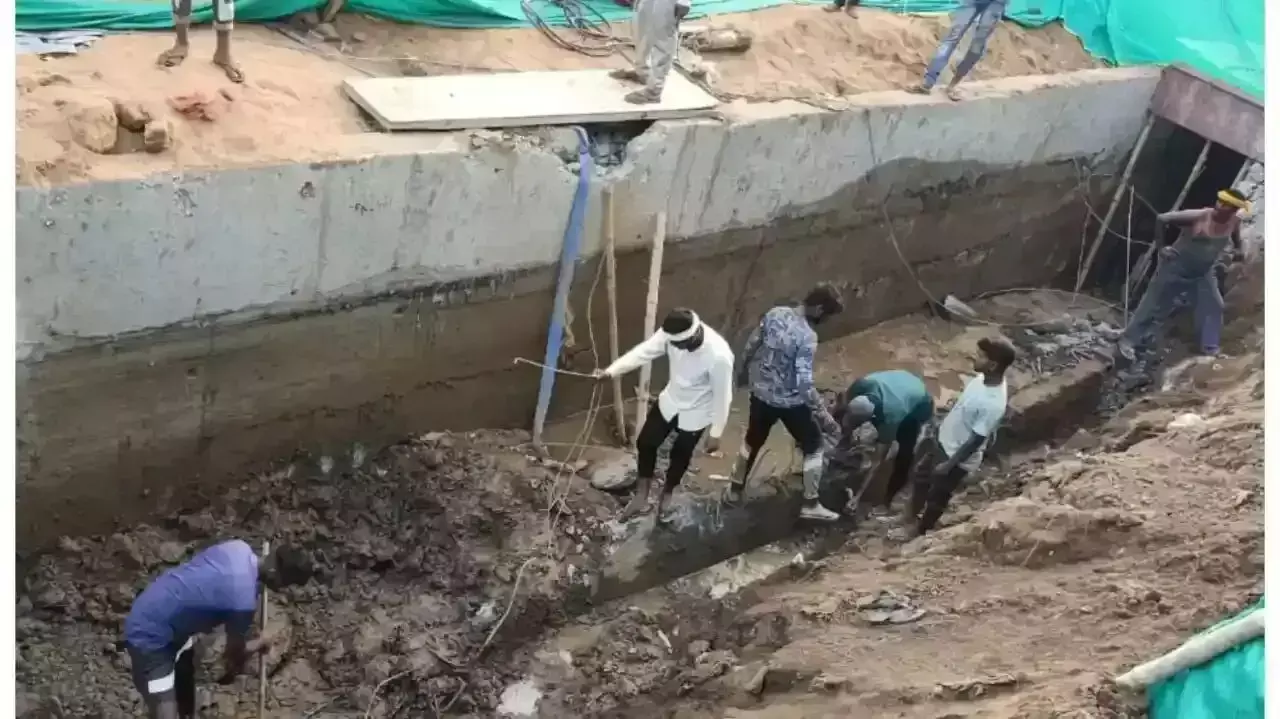 Jhansi: शहर में चल रहे नालों का निर्माण कार्य आधा अधूरा