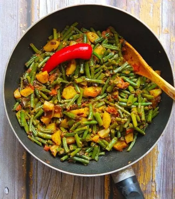 Beans and Potato Curry: अपने घर में बनाये टेस्टी सात्विक भोजन बिना लहसुन टमाटर का उपयोग