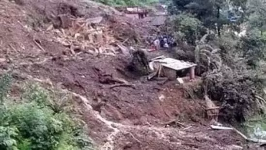Landslide में 3 बच्चों सहित 9 लोगों की मौत