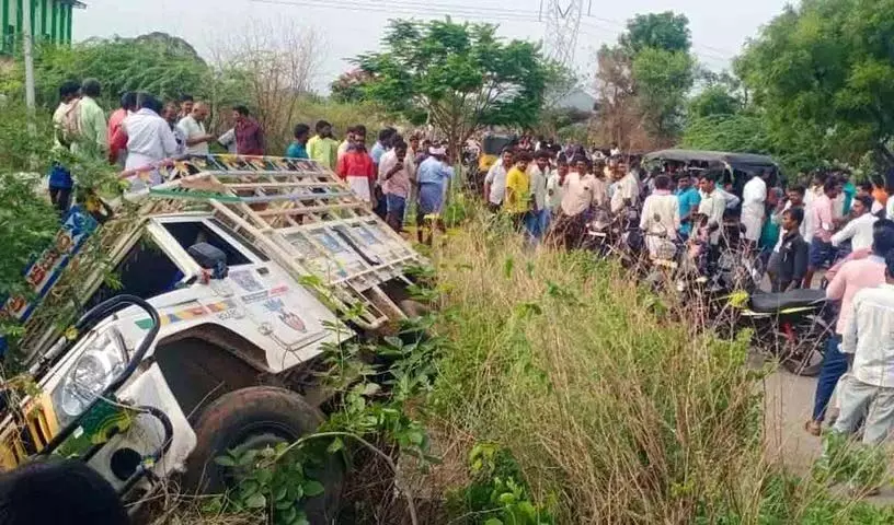 Nagarkurnool:  वैन पलटने से 25 मजदूर घायल, तीन की हालत गंभीर