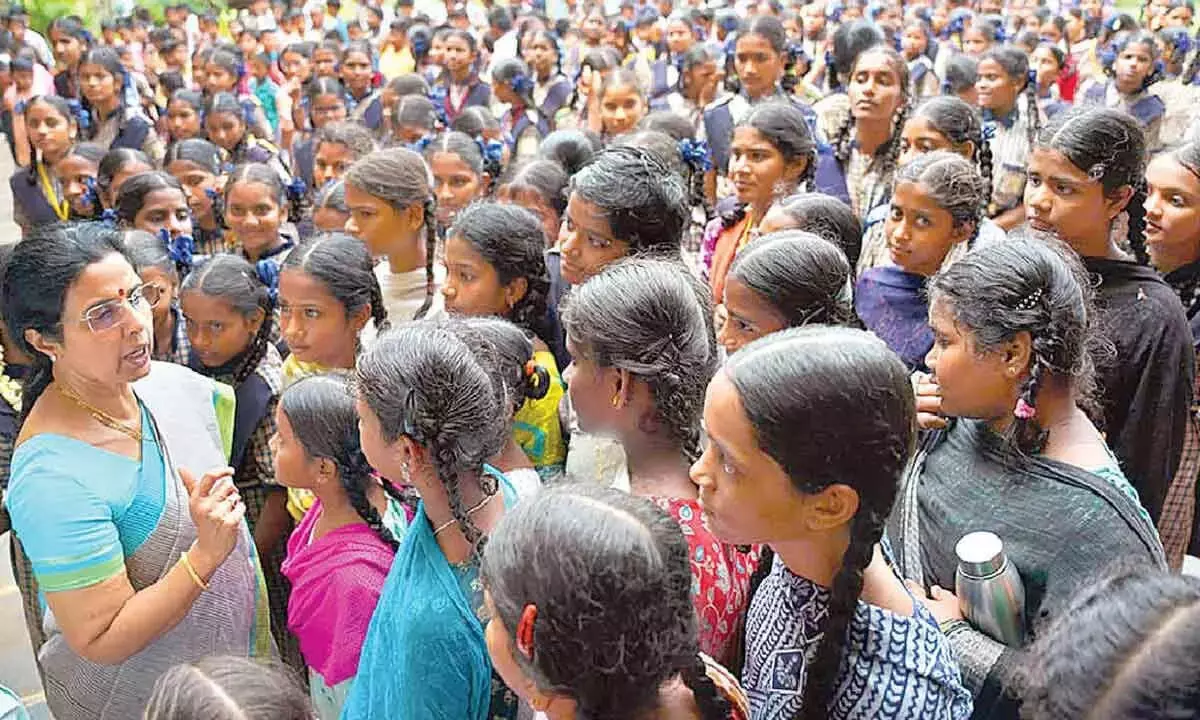 Andhra Pradesh:  भुवनेश्वरी एनटीआर स्कूल के बच्चों के साथ घुलमिल गईं