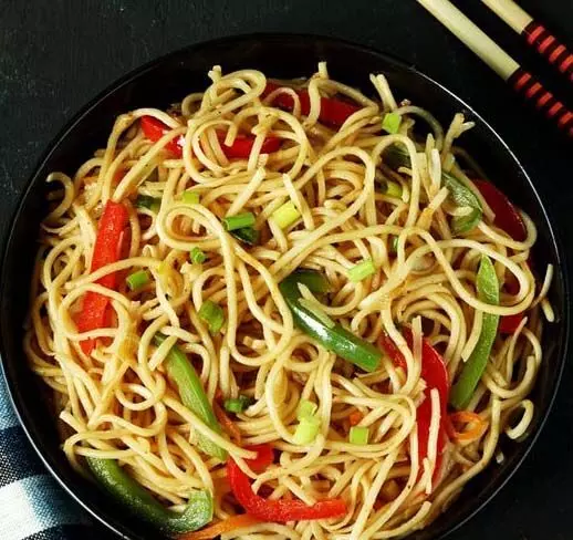 Schezwan veg noodles: बहुत ही देसी तरीके से बनाये तीखी भारतीय स्टाइल शेज़वान हक्का नूडल्स