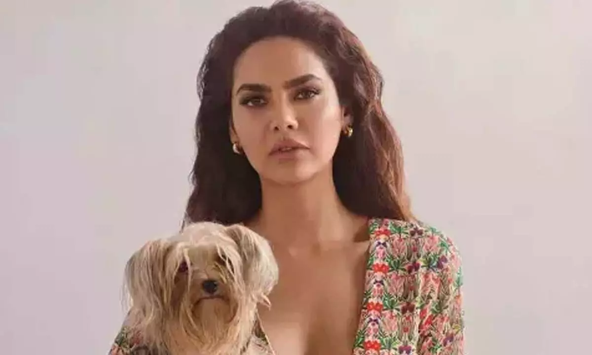 Esha Gupta: ईशा गुप्ता ने प्यारे पपी साथ जिंदगी की झलक शेयर की