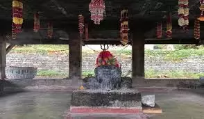 Himachal Pradesh: पहाड़ों के बीच है ऐतिहासिक मंदिर