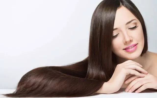 shiny hair: घर पर ही चमकदार और स्वस्थ बाल पाने के 10 उपाए