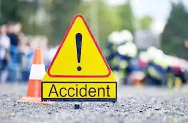 Accident: कार ने मारी जोरदार टक्कर, 3 लोग घायल