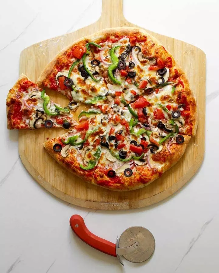 Homemade Cheese Pizza: चटपटी तीखा अब घर पर भी बनाये लसिस इटैलियन पिज़्ज़ा