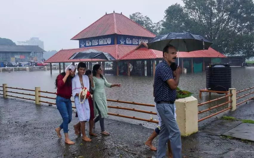 KERALA NEWS : केरल में बारिश कम होने के बावजूद जलभराव से राहत नहीं