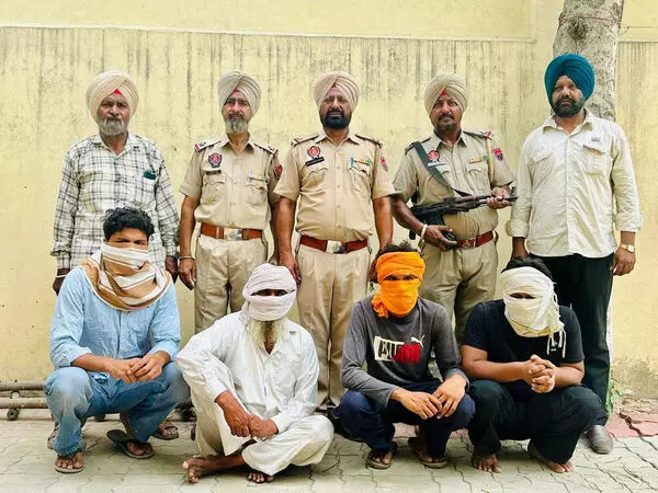 Punjab Police ने अमृतसर में छह लोगों को गिरफ्तार कर 8 किलो हेरोइन और 3 पिस्तौल बरामद की
