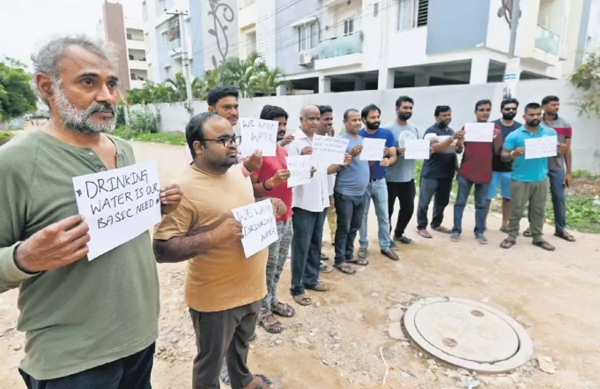 Telangana News: पद्मश्री हिल्स कॉलोनी के निवासी बुनियादी सुविधाओं के लिए संघर्ष कर रहे
