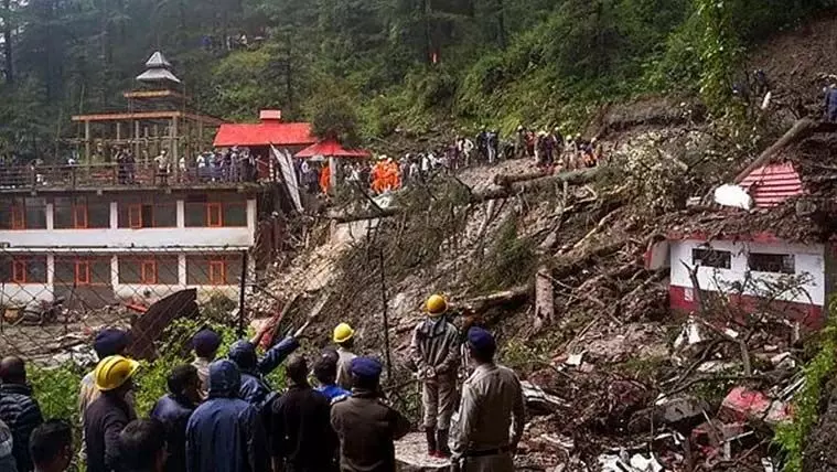 Shimla: मानसून ने मचाई तबाही, शिमला में मलबा और कीचड़ से इमारतें और वाहन क्षतिग्रस्त