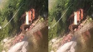 ALMORA : सेराघाट में सिलेडर से लदा ट्रक नदी में गिरा, हादसे में ड्राइवर-कंडक्टर की मौत