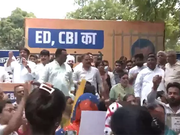 Arvind Kejriwal की गिरफ्तारी के खिलाफ भाजपा मुख्यालय पर आप का प्रदर्शन, गोपाल राय, आतिशी भी शामिल