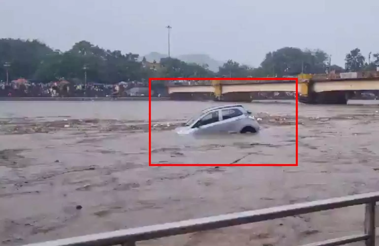 BIG BREAKING: गंगा नदी में बही कई गाड़ियां, सामने आया ये खौफनाक VIDEO...