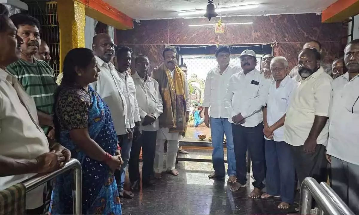 Telangana: सिकंदराबाद छावनी विधायक गणेश ने बोलाराम में महांकाली मंदिर का दौरा किया