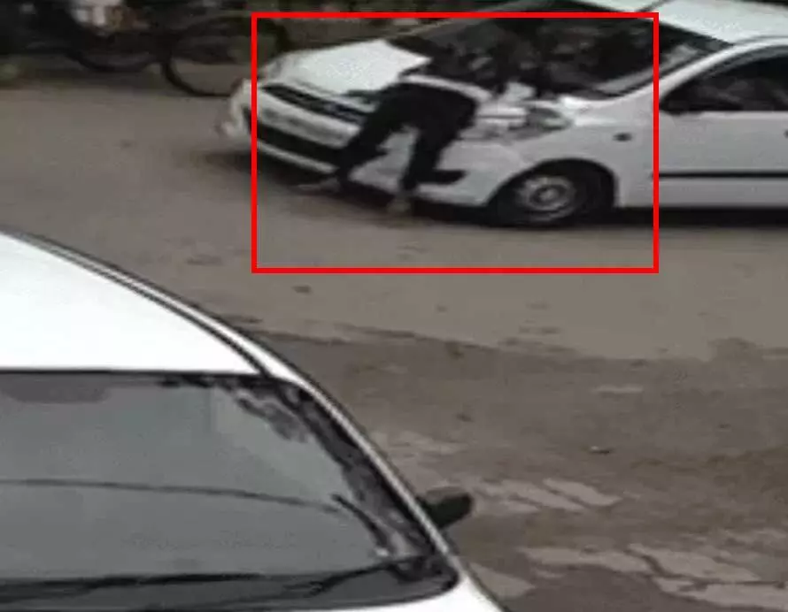 ACCIDENT LIVE VIDEO: कार चालक ने सड़क पर चल रही युवती को रौंदा, मचा हड़कंप