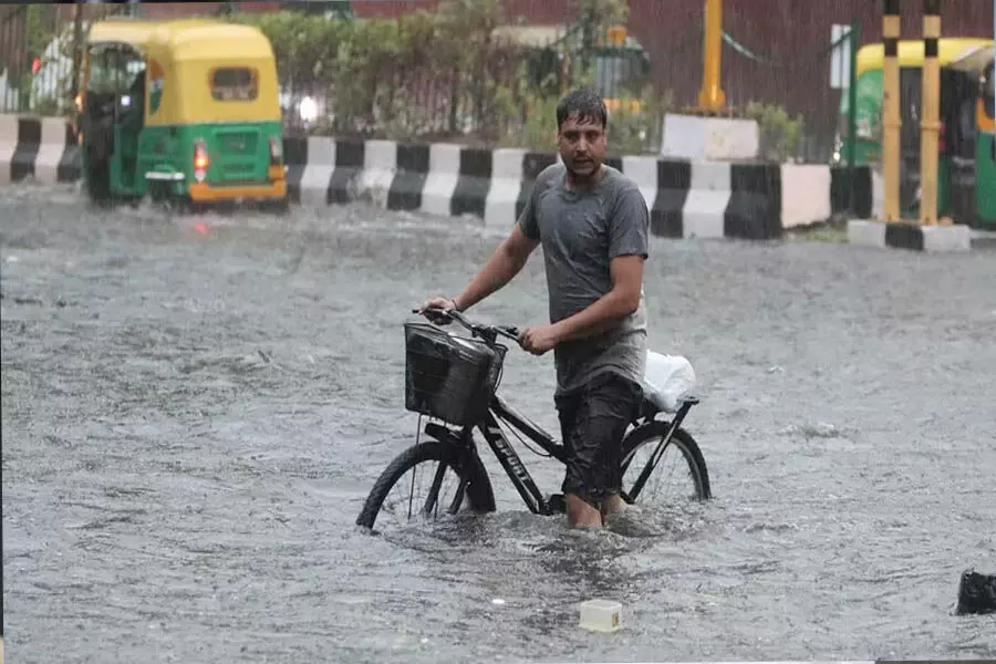 IMD ने अगले 5 दिनों तक उत्तर-पश्चिम और पूर्वोत्तर भारत में भारी बारिश की चेतावनी दी