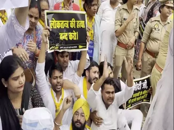 AAP कार्यकर्ताओं ने पार्टी प्रमुख की गिरफ्तारी के खिलाफ लखनऊ में विरोध प्रदर्शन किया